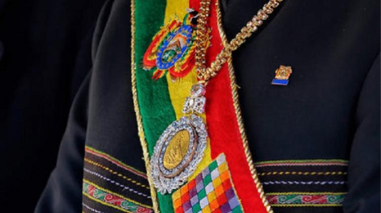 Robaron la medalla y banda presidencial de Bolivia