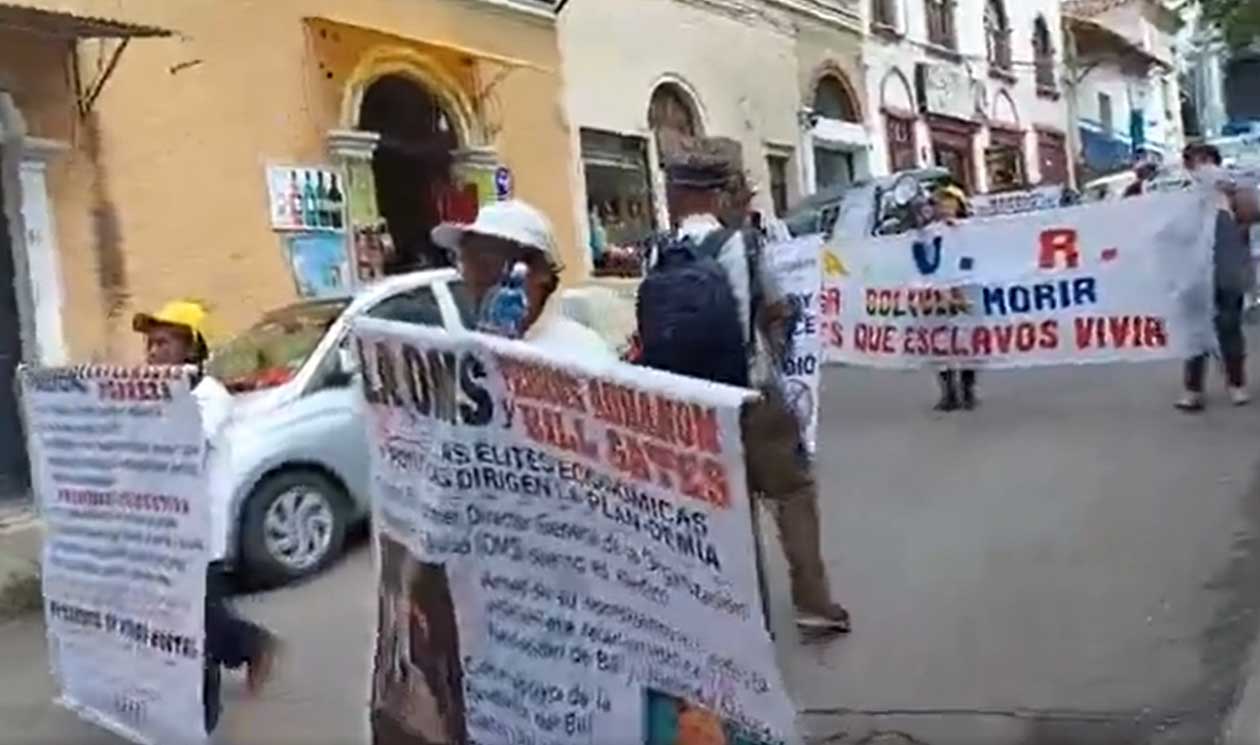 Activistas marchan contra las vacunas y el uso de barbijos en Tarija
