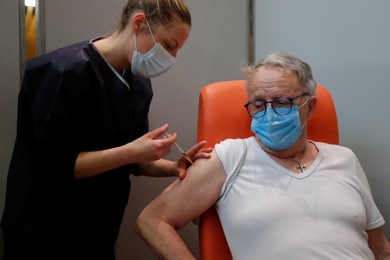 Francia anuncia que comenzará a usar la vacuna de Oxford para personas mayores a 65 años de edad