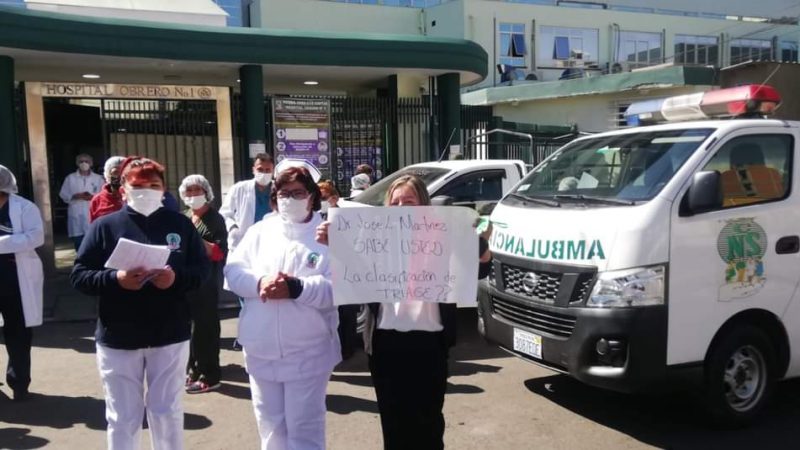 Larrea anuncia el “bloqueo de los mil servicios” por el arresto de personal médico
